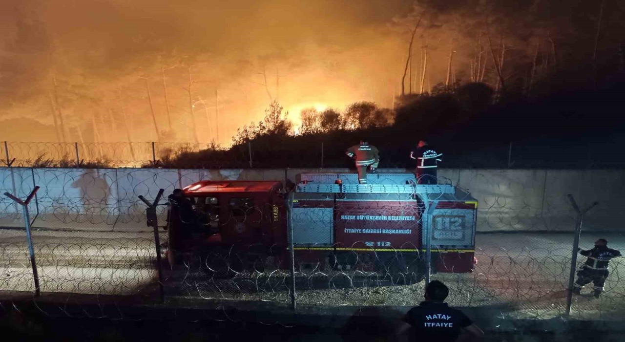 Suriye sınırında alevlerle mücadele gece karanlığında devam ediyor