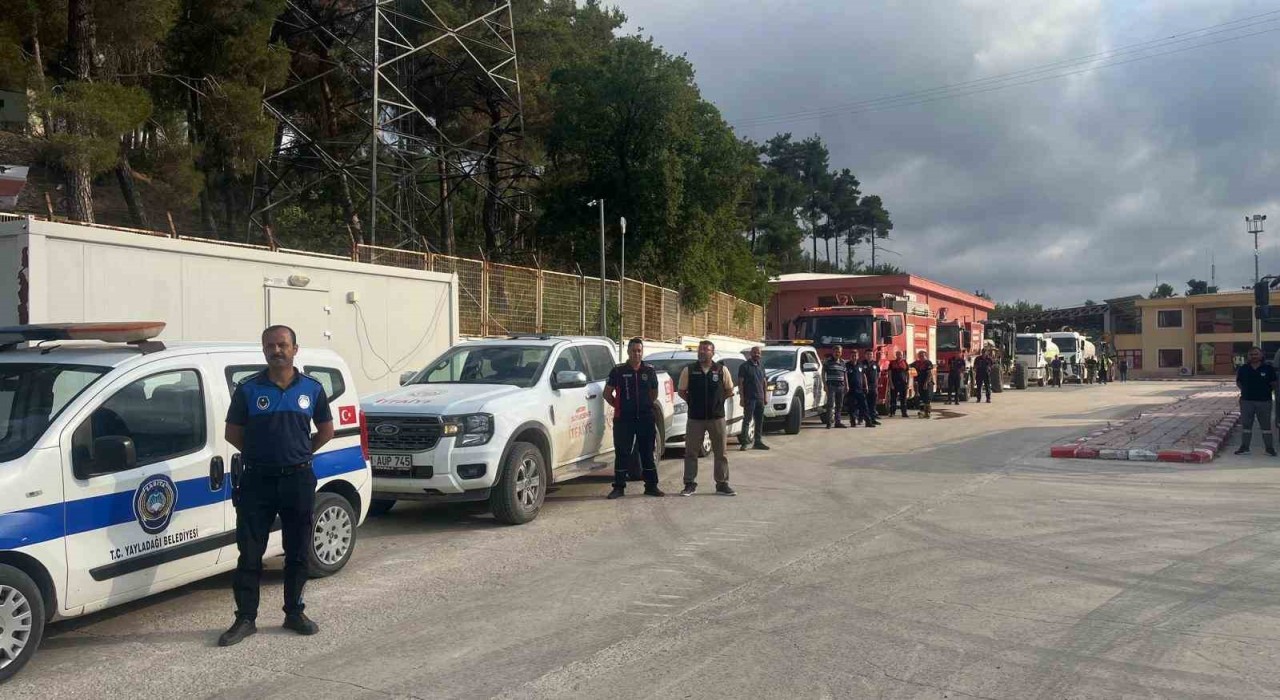 Suriyede 11 gün süren alevleri kontrol altına alan ekipler konvoyla sirenler eşliğinde Hataya döndüler