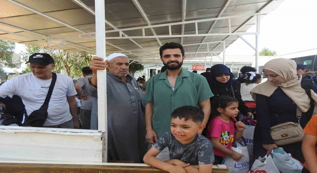 Suriyeliler  Türkiyeye teşekkürle veda ediyor