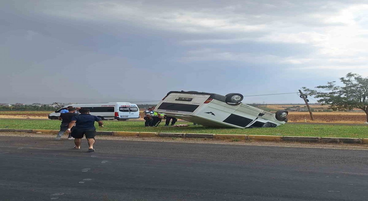 Takla atan minibüsten yara almadan kurtuldu