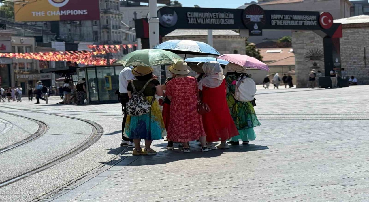 Taksimde sıcak hava bunalttı; kimisi şemsiyle gezdi, kimisi gölgelik alanda dinledi