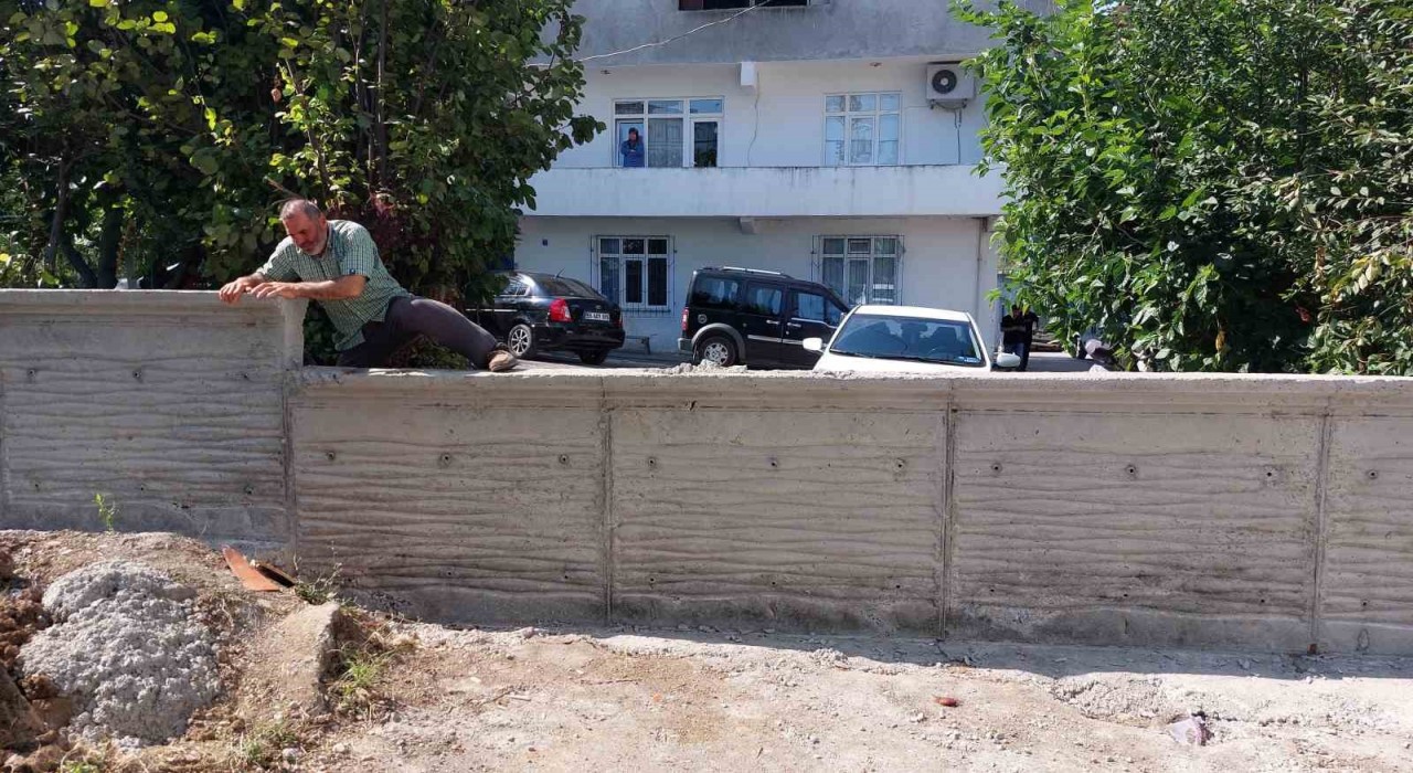Tapulu arsam diyen vatandaşın beton duvarla kapattığı yol iş makinesiyle açıldı