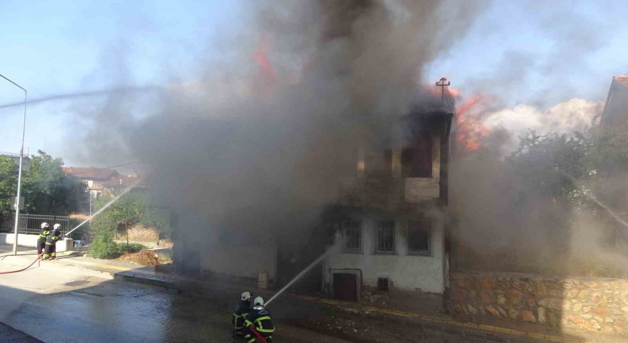 Tarihi külliyenin yanındaki metruk binada çıkan yangın korkuttu