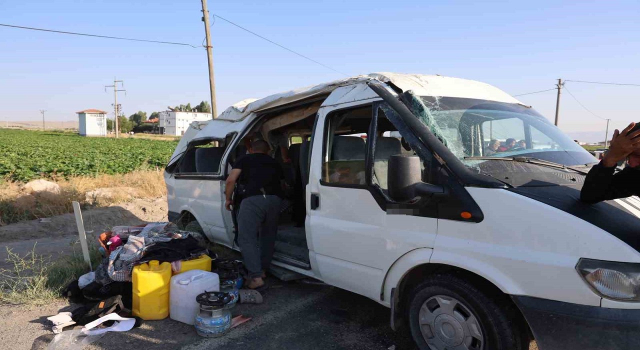 Tarım işçilerini taşıyan minibüs takla attı: 9 yaralı
