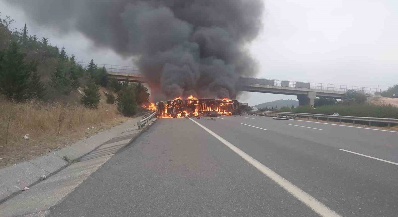 Tarsusta kaza yapan elyaf yüklü tır alev alev yandı