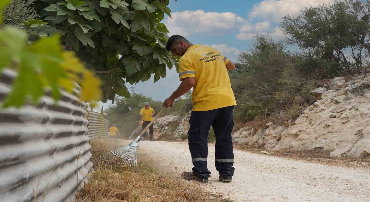 Tarsusta kırsal mahallelerde temizlik çalışmaları aralıksız sürdürülüyor
