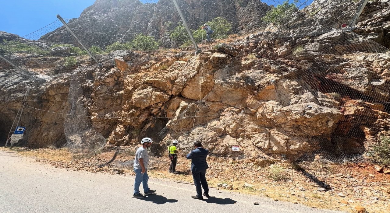 Taşyolu, kaya düşmesi nedeniyle kısa süreli ulaşıma kapandı