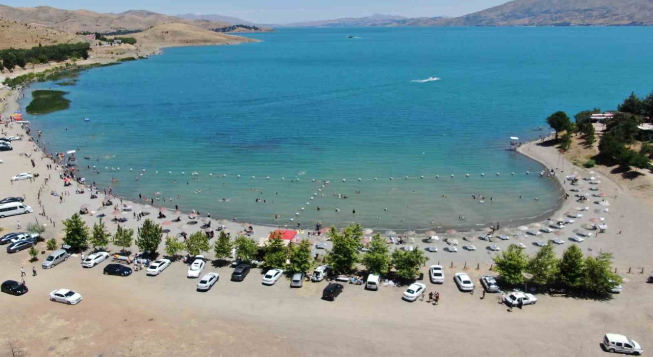 Tatilciler Ege sahillerini aratmayan Hazar Gölüne akın etti