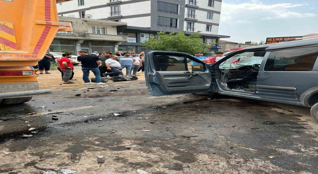 Tatvanda tır ile kamyonet çarpıştı: 2 yaralı