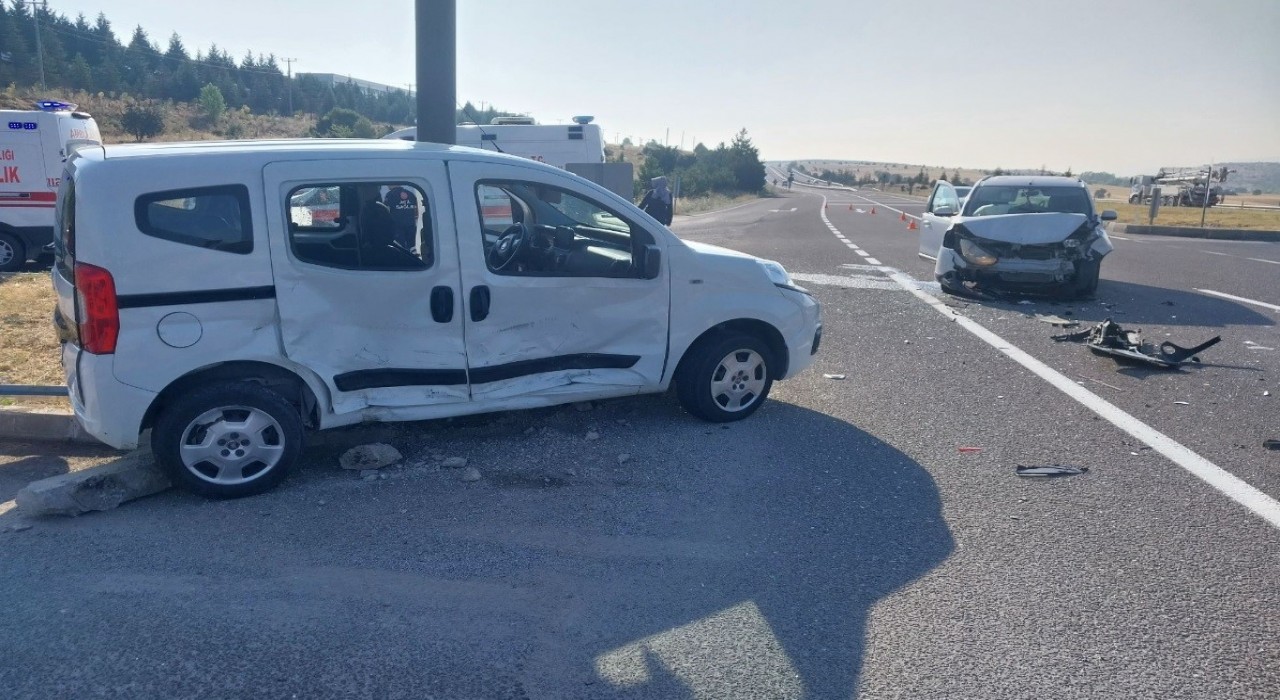 Tavşanlıda hafif ticari araçlar çarpıştı: 4 yaralı