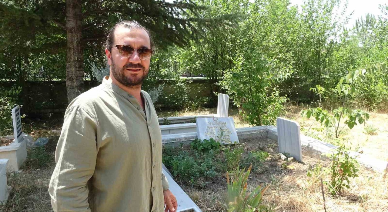 Tavşanlıda mezarlık içinde kendisini sevdiren karga şaşırttı