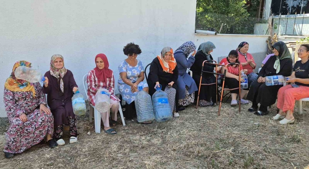 Tekirdağda arıtma tesisinin dibinde susuz kalan halk bidonlarla protesto düzenledi