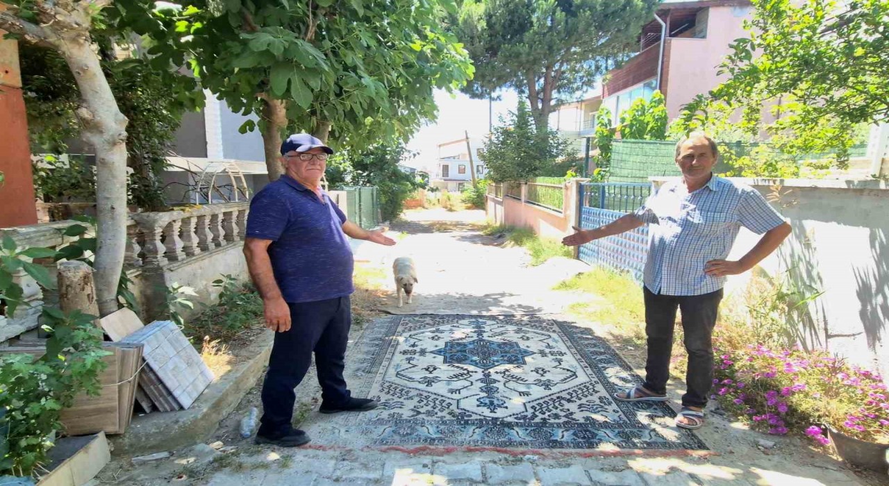 Tekirdağda belediye yol yapmayınca vatandaş sokağa halı serdi