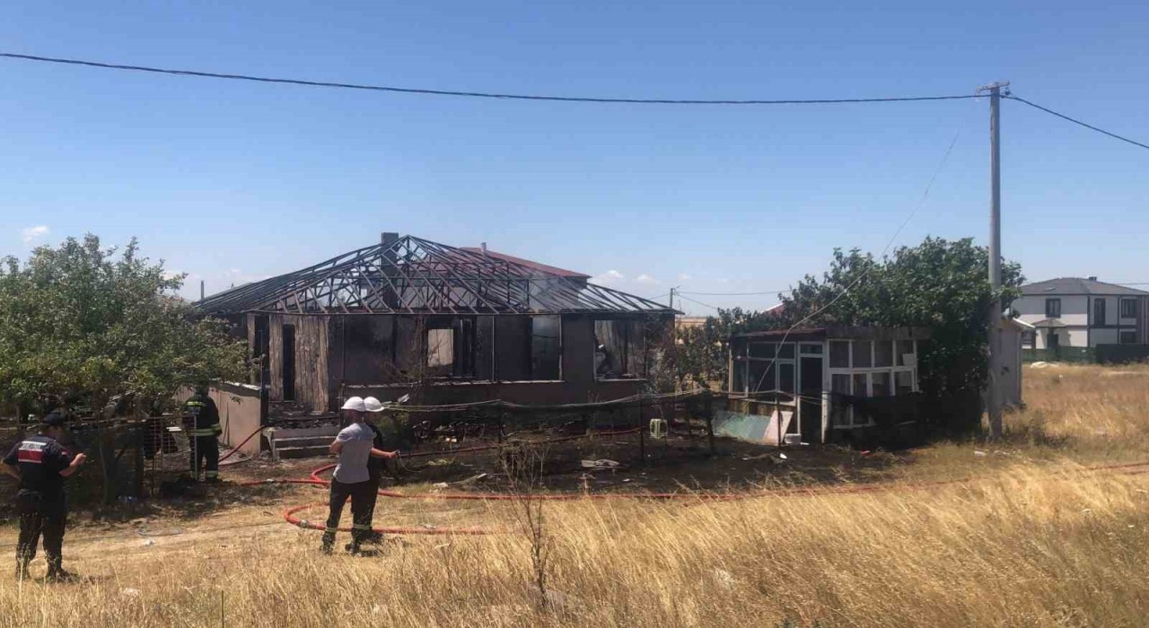 Tekirdağda çıkan yangında müstakil ev küle döndü