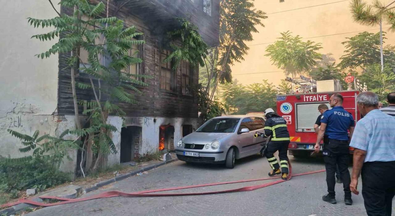 Tekirdağda metruk binada yangın