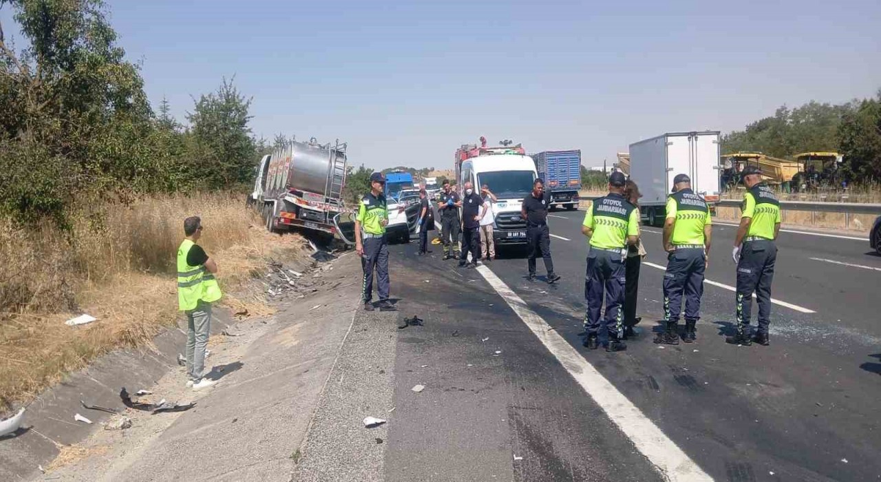Tekirdağda süt kamyonu ile otomobil çarpıştı: 4 kişi hayatını kaybetti