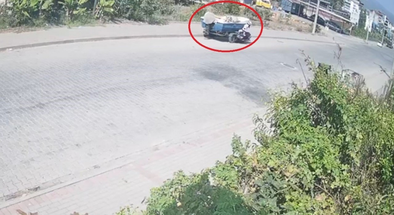 Tekne yüklü römorka çarpan motosikletli kaskı sayesinde hayatta kaldı