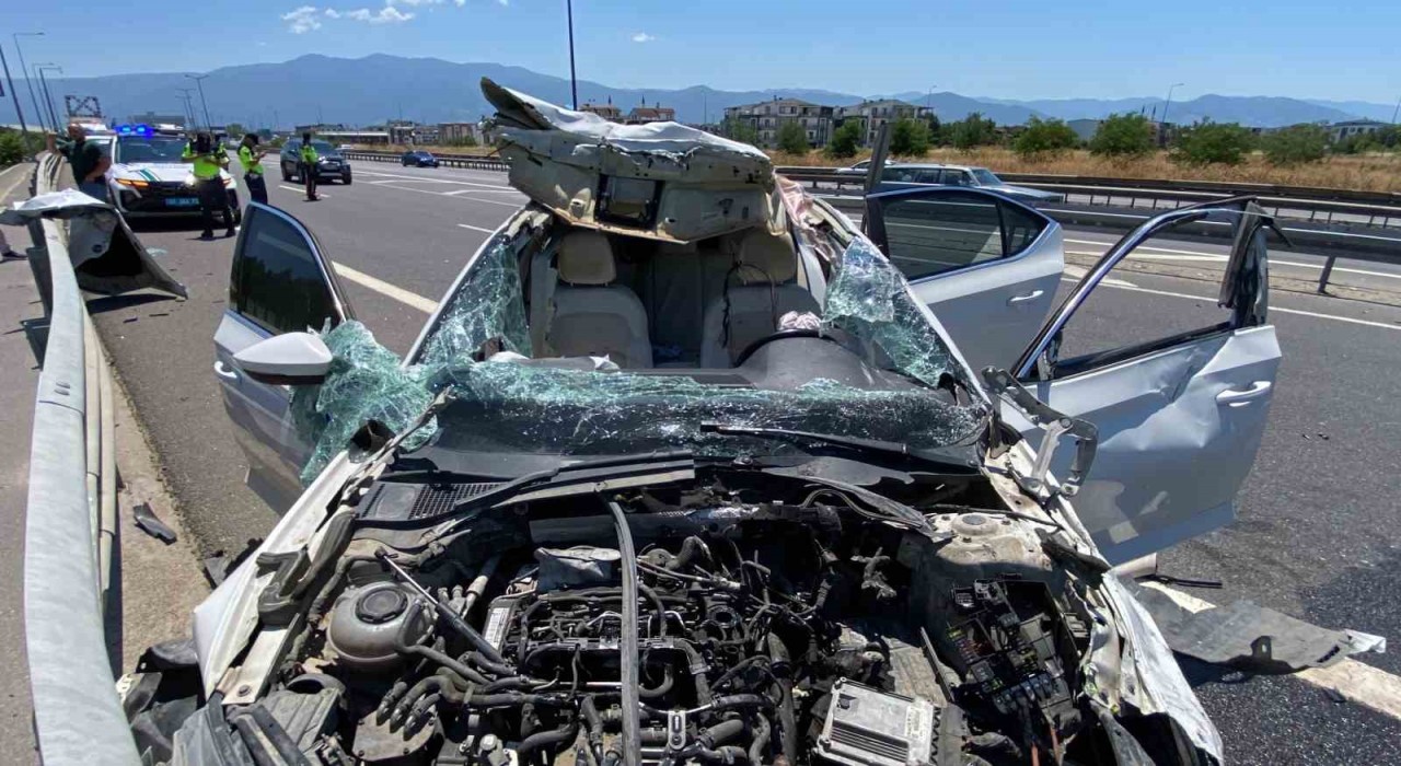 TEMde bariyere çarpan otomobilin tavanı koptu: 4 yaralı