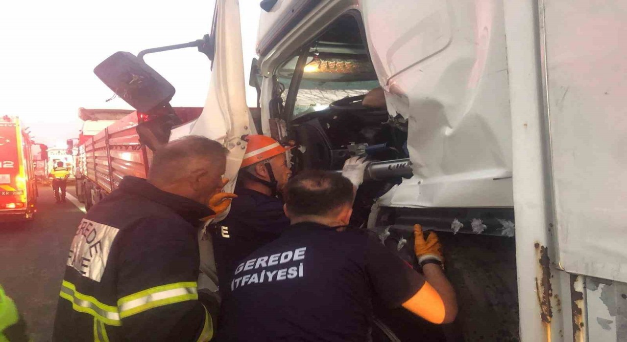 TEMde kamyon tıra arkadan çarptı: Yaralı sürücü sıkıştı