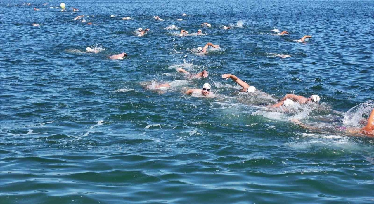 Termede açık su yüzme yarışması renkli görüntülere sahne oldu