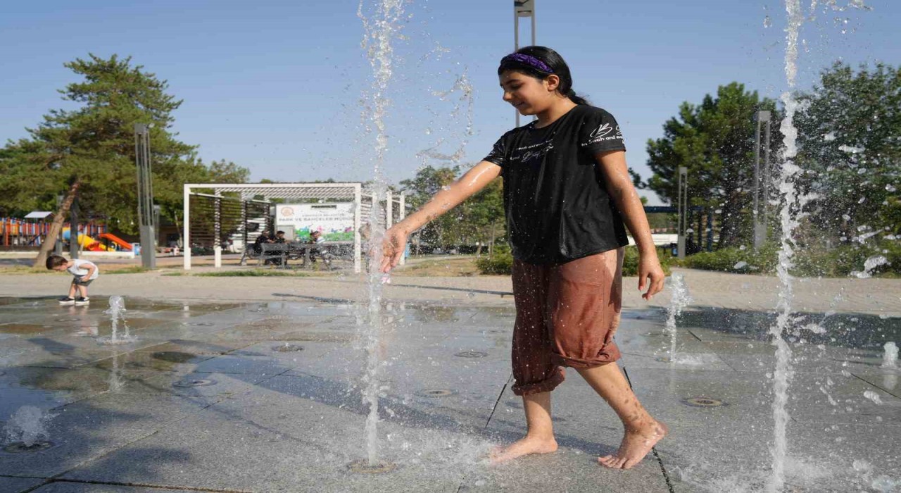 Termometreler 40 dereceyi gösterdi, vatandaşlar gölgeliklerde vakit geçirdi