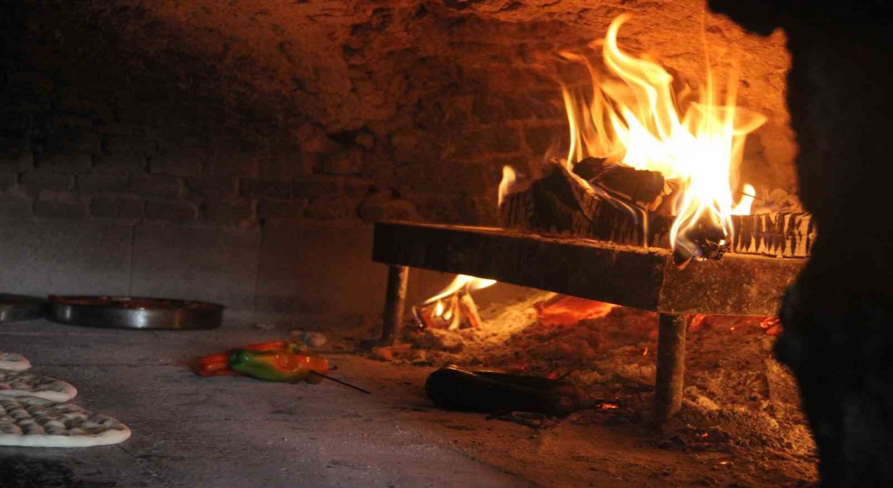 Termometrelerin 50 dereceyi aştığı Şanlıurfada fırıncıların zorlu mesaisi