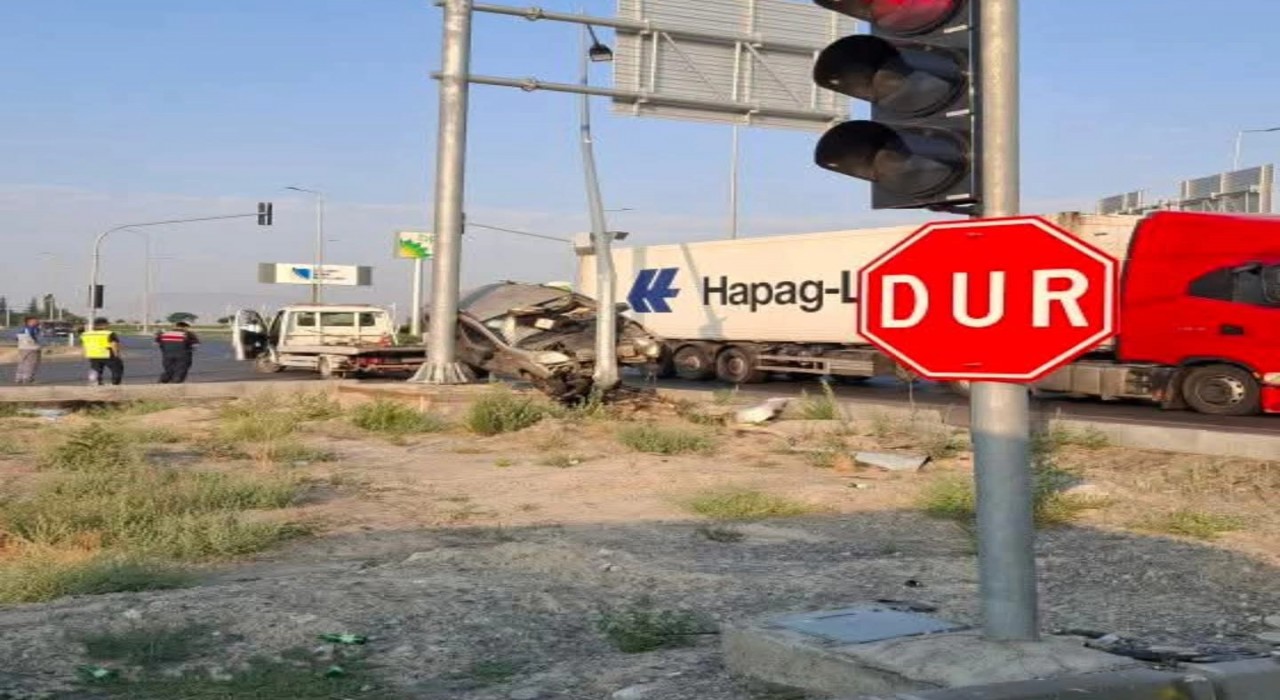 Ticari araç elektrik direğine çarptı: 7 yaralı