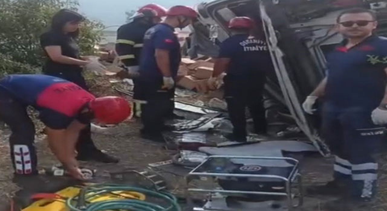 Tır Şarampole Devrildi, Sürücü Yaralı Kurtarıldı