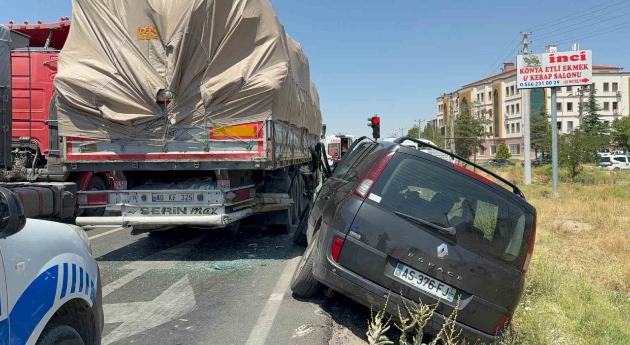 Tıra arkadan çarpan yabancı plakalı otomobil sürücüsü yaralandı