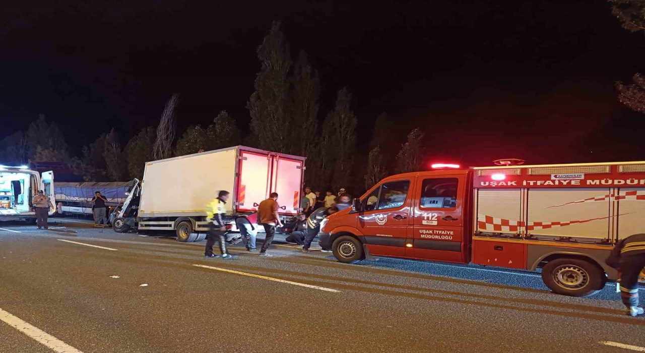Tırın dorsesine çarpan kamyonetteki bir kişi hayatını kaybetti