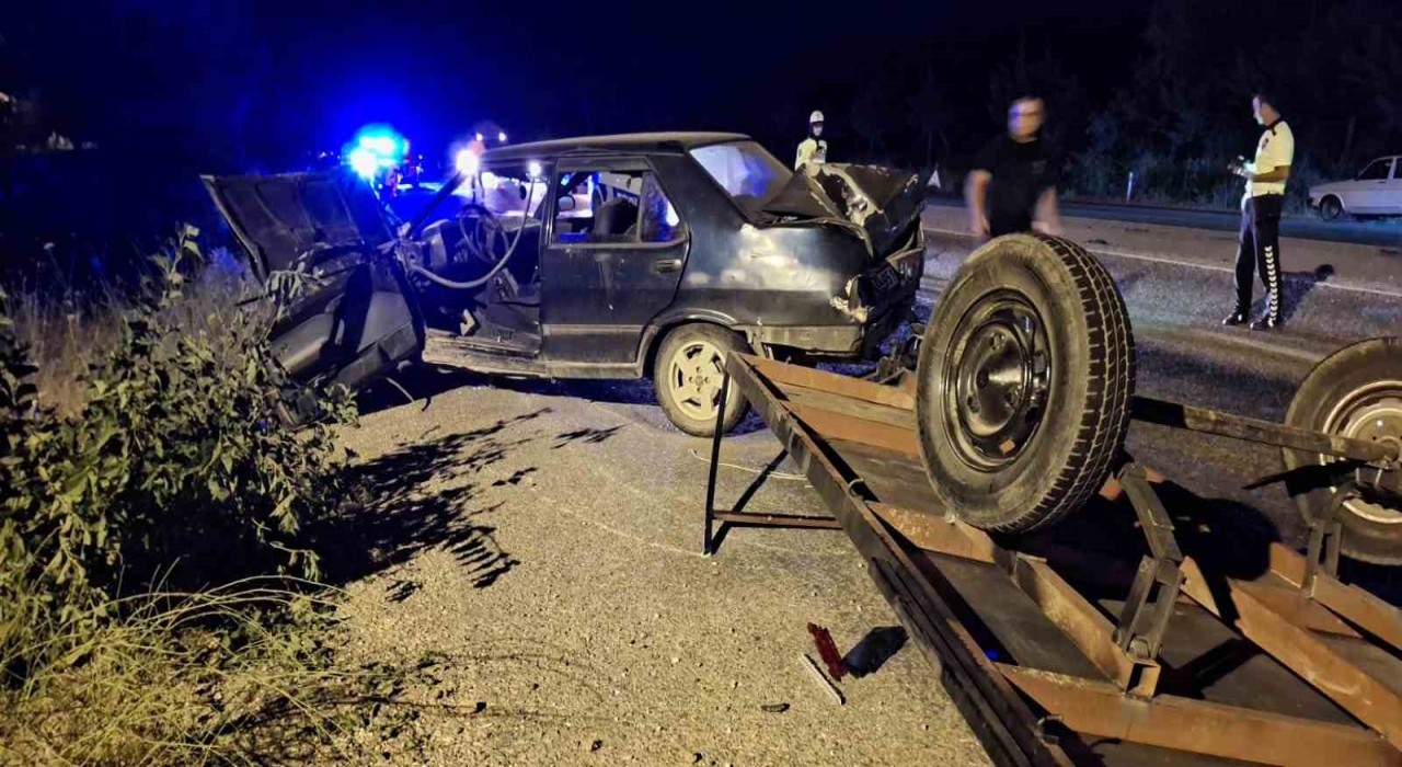Tofaşın arkasına bağlanan aydınlatmasız römork kazaya neden oldu: 2 yaralı