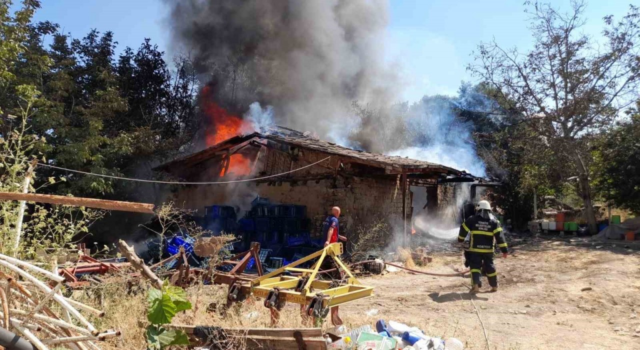 Tokatta samanlıkta çıkan yangında çiftçinin emekleri kül oldu