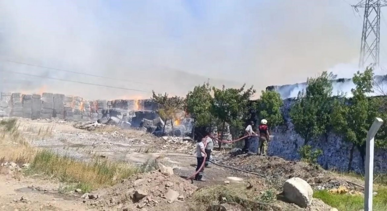 Torbalıda kağıt fabrikasındaki yangına müdahale sürüyor