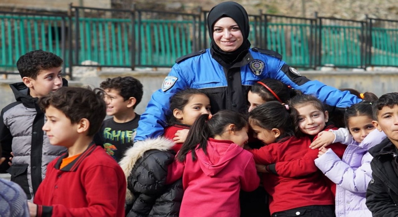 Trabzonlu kadın polis Hakkariye veda etti