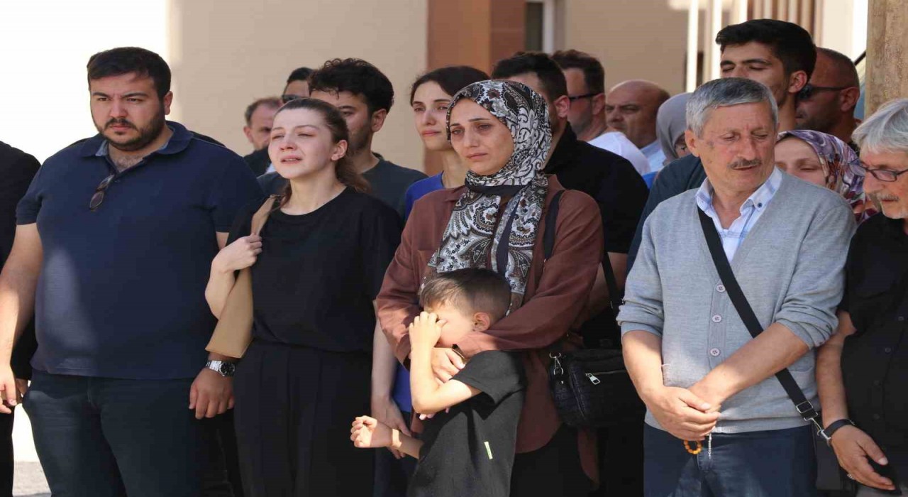 Trafik kazasında hayatını kaybeden eski Bitlis Valisi Karaömeroğlunun cenazesi törenle Ankaraya uğurlandı