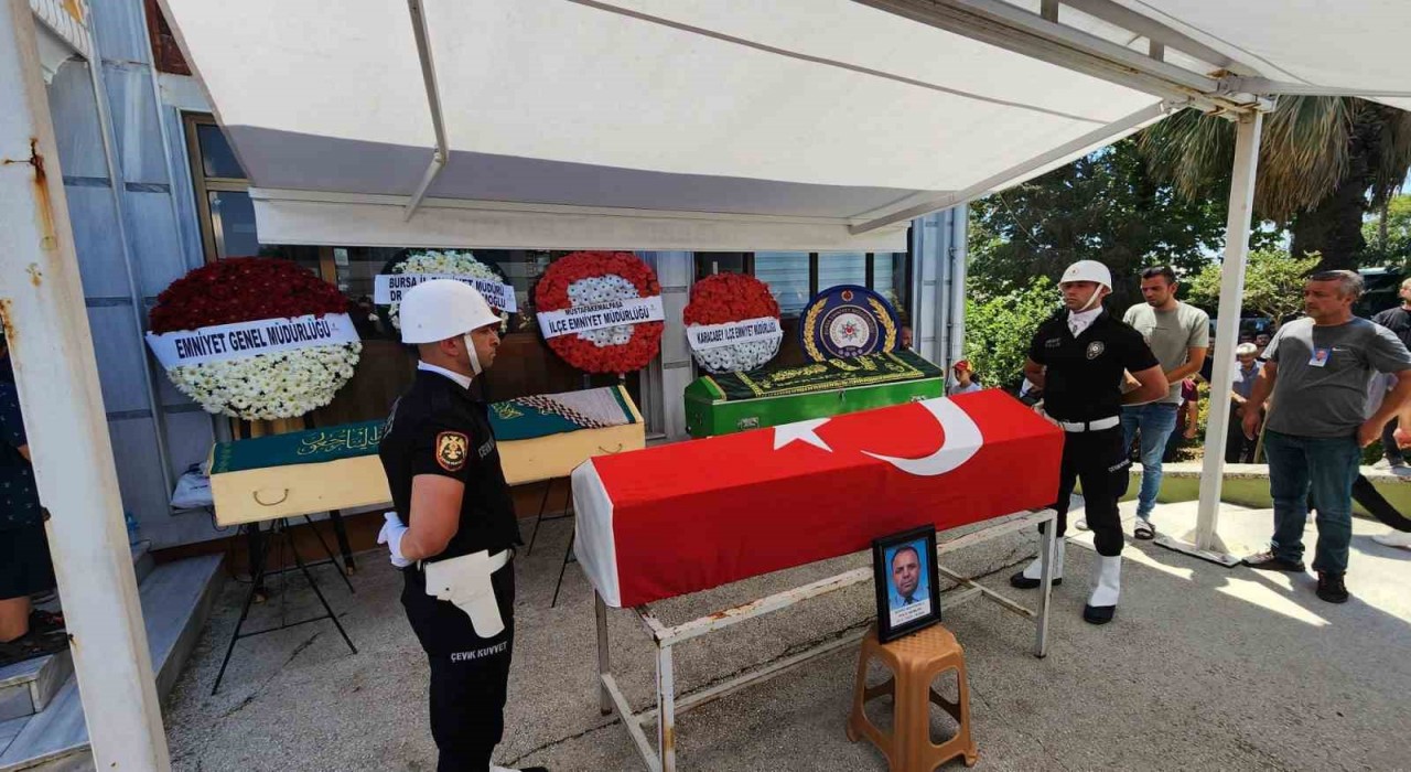 Trafik kazasında hayatını kaybeden polis ve ailesi toprağa verildi