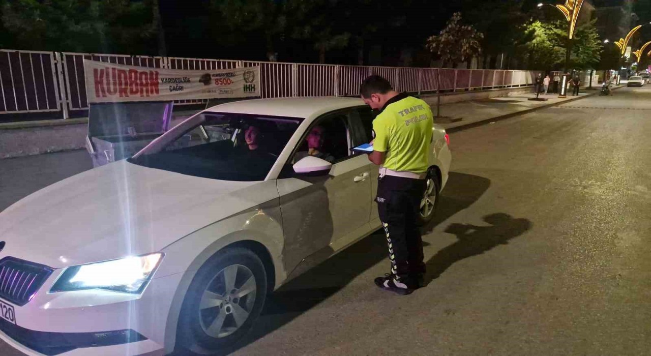 Trafik kurallarını ihlal eden 15 araç sürücüsüne para cezası