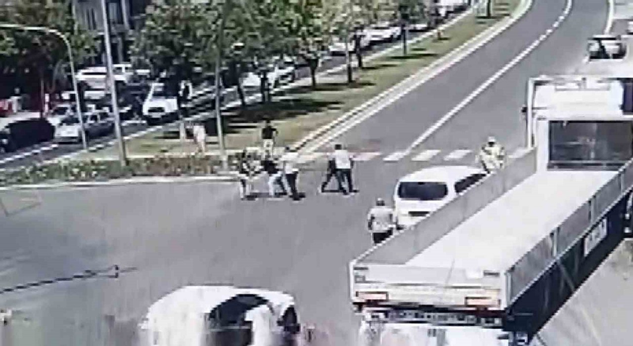 Trafikte ‘niye yavaş gidiyorsun kavgası