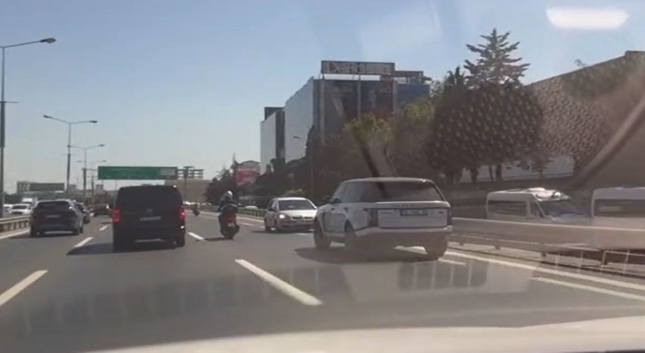 Trafikte ters yönde geri geri giden araç kamerada