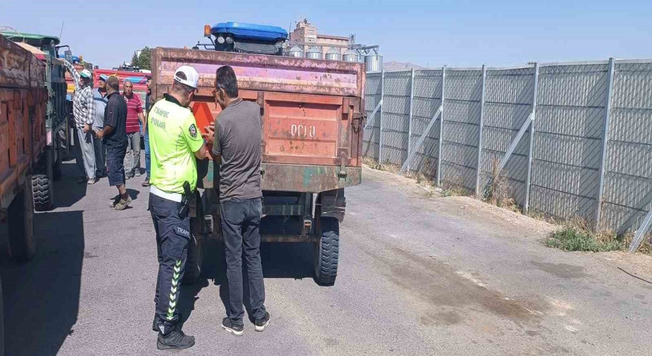 Traktör kazalarını önlemek için römorklara reflektör takıldı
