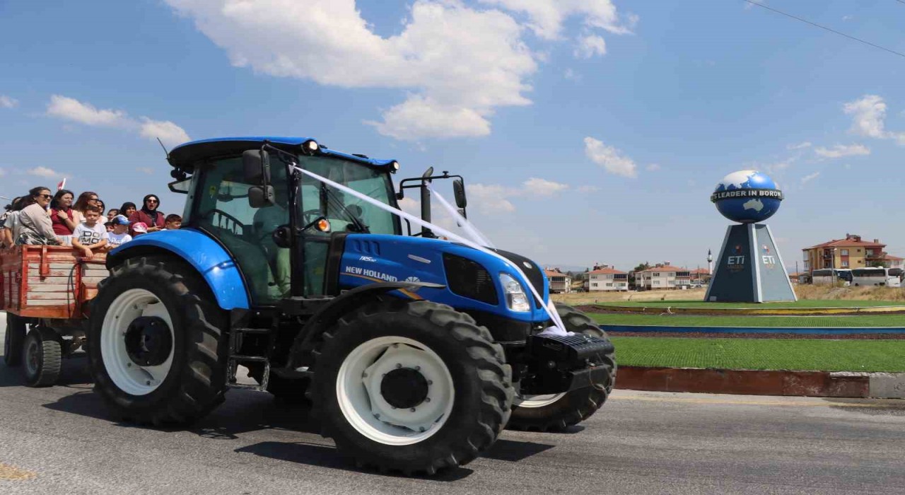 Traktör konvoyu ile sünnet düğünü