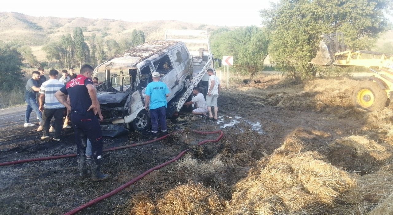Traktöre yüklenen saman balyaları alev aldı, ticari araç küle döndü