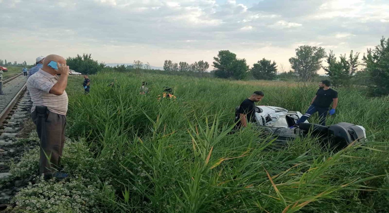 Trenin çarptığı araçta tatile gelen gurbetçi vatandaş öldü