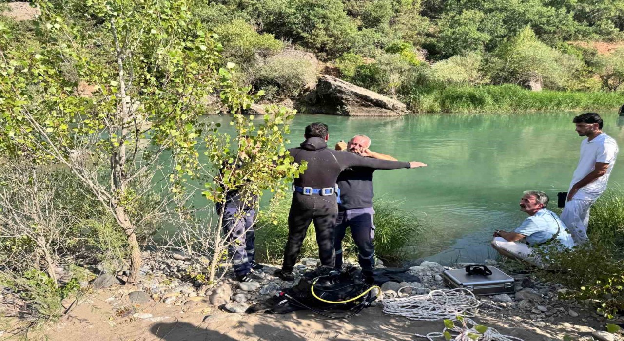 Tuncelide çaya giren iki arkadaştan biri boğuldu, diğeri kurtarıldı