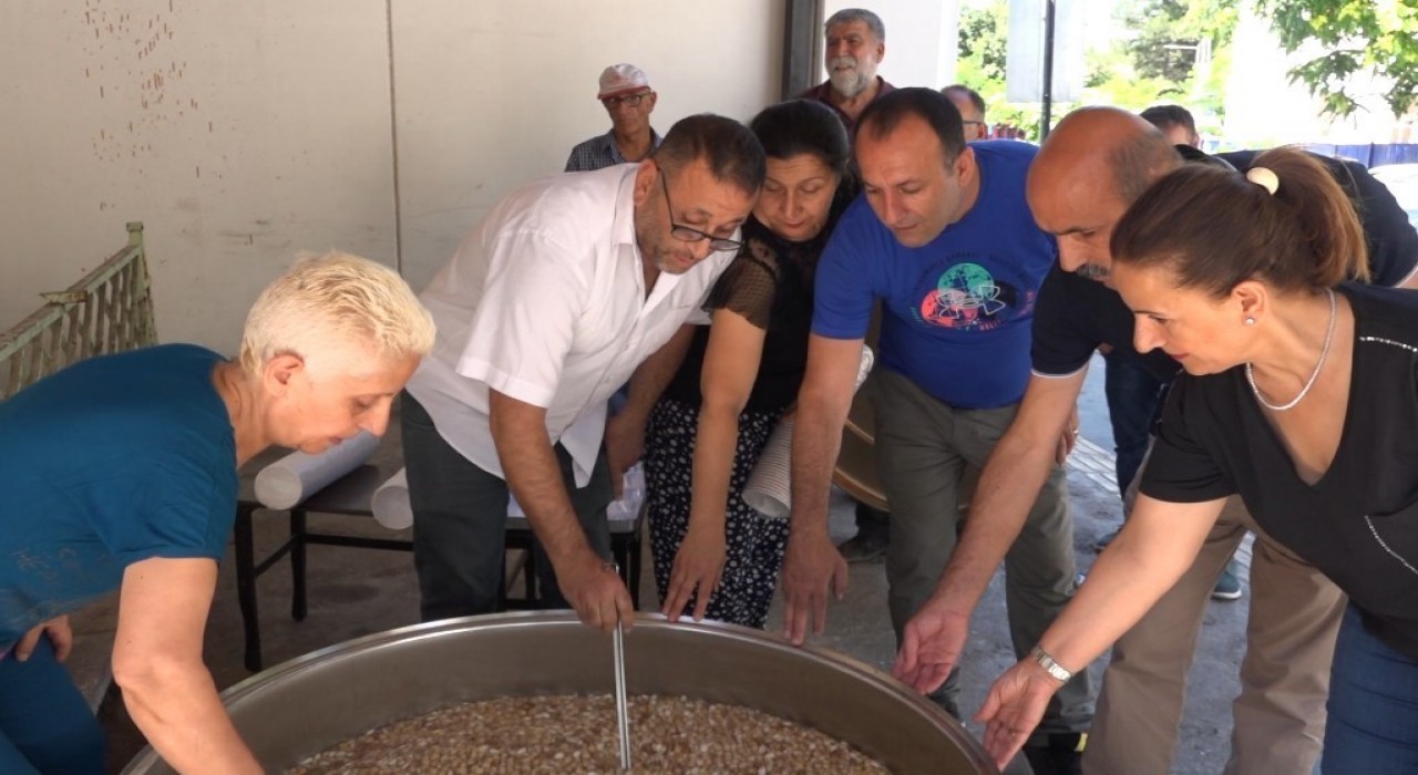 Tuncelide düzenlenen etkinlikte vatandaşlara aşure dağıtıldı