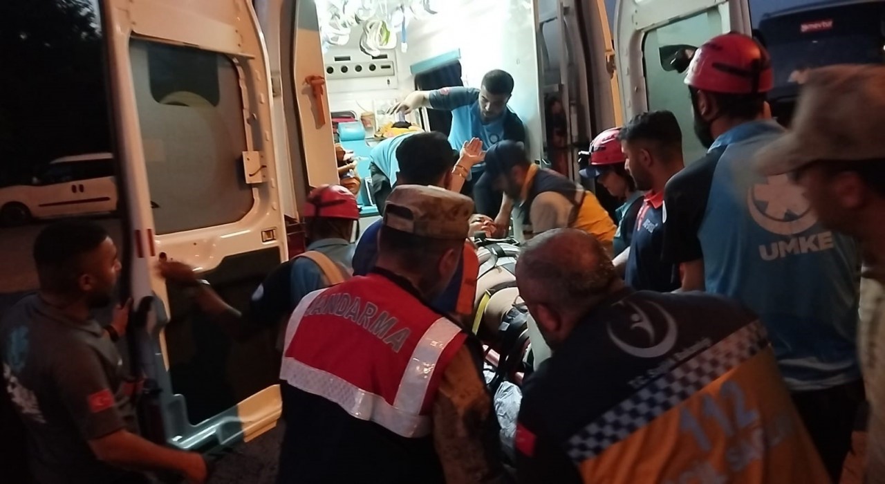 Tuncelide kayalıkta düşen kadın ekiplerce kurtarıldı