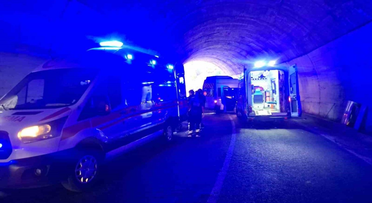 Tuncelide tünelde trafik kazası: 8 kişi yaralandı