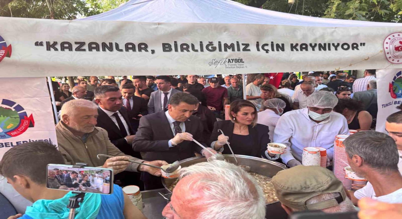 Tuncelide valilik ve belediyeden aşure ile lokma ikramı