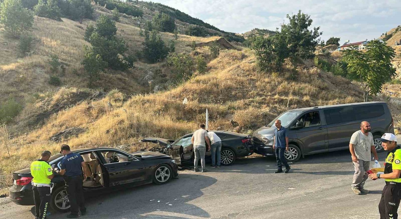 Tuncelide zincirleme trafik kazası: 5 yaralı