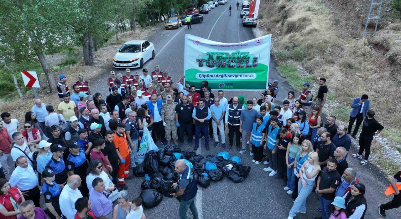 Tuncelideki temizlik kampanyasına vali de katıldı